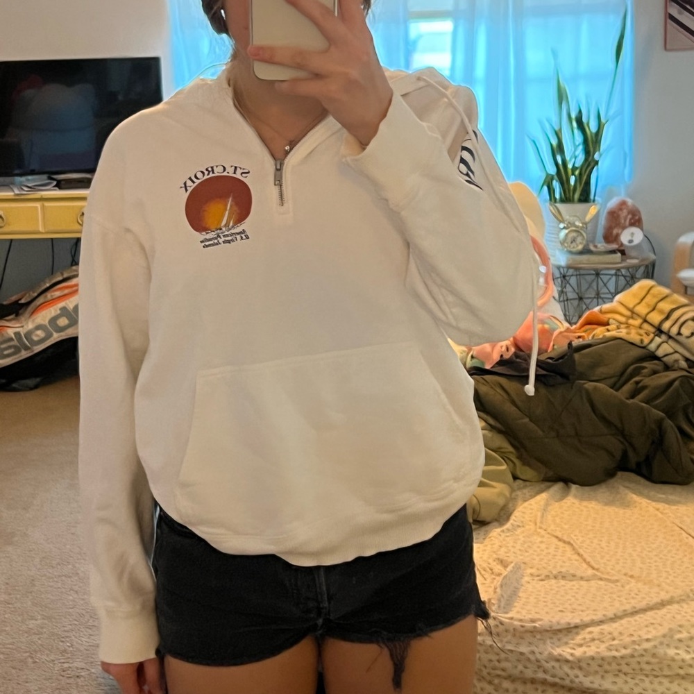 BRANDY MELVILLE GRAPHIC QUARTER ZIP